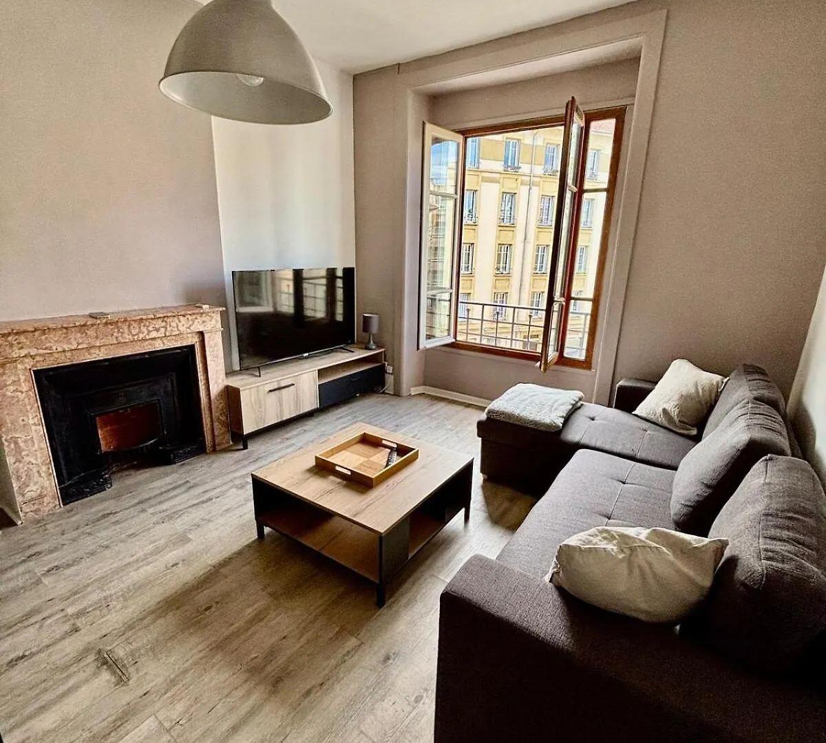 Beautiful Renovated Apartment, Internet, Tram Lyon Apartmán